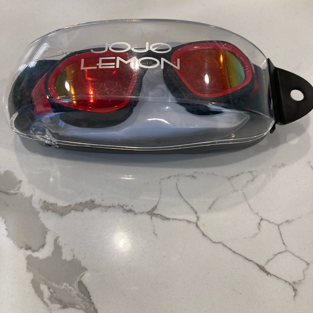 Swimming goggles